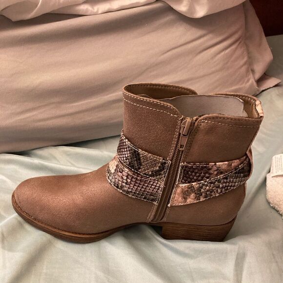 Sugar Tora Booties - NWT - Taupe / SZ 7.5 - Picture 2 of 7